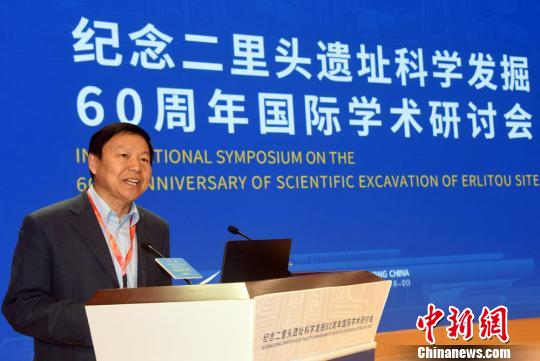 許宏研究員主持紀念二里頭遺址科學發(fā)掘60周年國際學術研討會?！O自法 攝