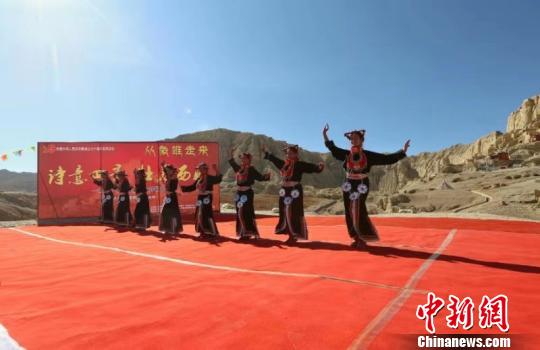 圖為在古格王朝遺址腳下，當(dāng)?shù)孛癖娸d歌載舞迎接詩歌節(jié)?；顒臃焦﹫D