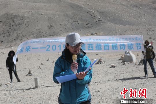 圖為團(tuán)隊成員在珠峰腳下讀詩。活動方供圖