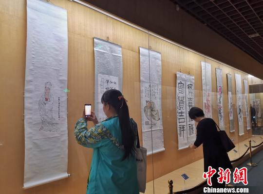 圖為觀眾走進濰坊市博物館，參觀齊白石百幅書畫作品展?！≮w曉 攝