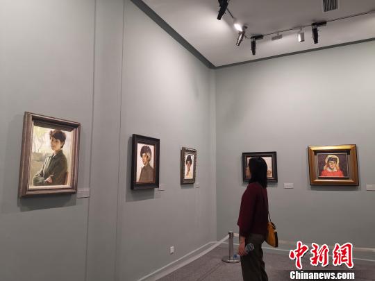 圖為觀眾參觀，“時(shí)代的印記——靳尚誼油畫(huà)與素描作品展”?！≮w曉 攝