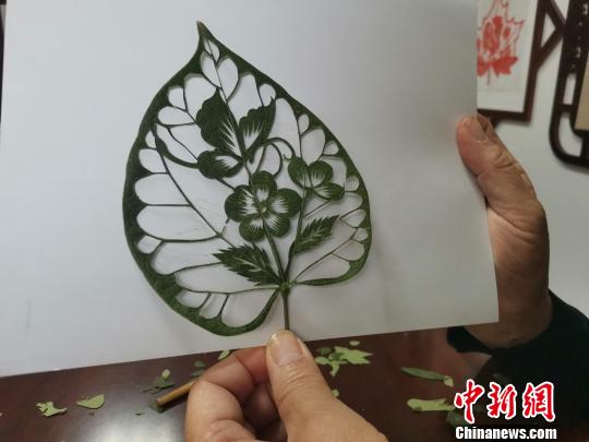 圖為，都婉莉創(chuàng)作的作品“蝶戀花”?！O宏瑗 攝