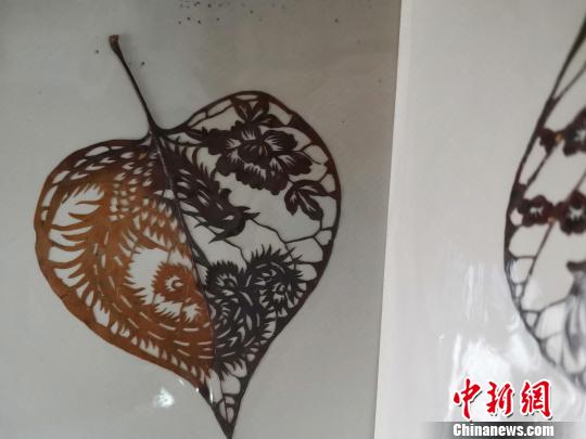 圖為，都婉莉創(chuàng)作的變色葉雕作品?！O宏瑗 攝