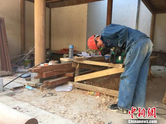 工人們正在修繕中。(吳蘭/攝) 吳蘭 攝