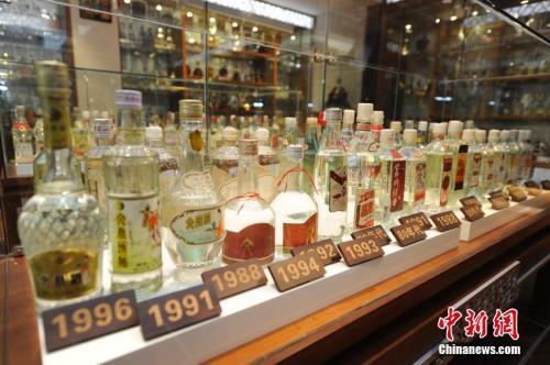 資料圖：各年代的酒品。 張瑤 攝