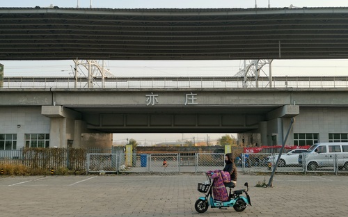 亦莊火車站建成多年來，始終處于封閉狀態(tài)。攝影/新京報記者 裴劍飛