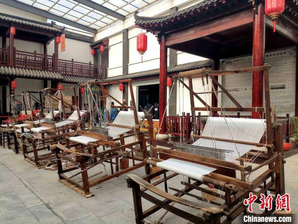 圖為中國柳疃絲綢文化博物館內(nèi)展出手工木織機?！≮w曉 攝