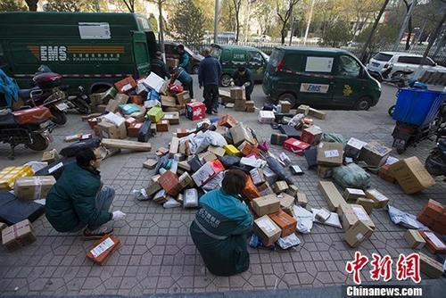 資料圖：雙十一臨近，快遞員也忙碌起來(lái)。 <a target='_blank' href='http://www.chinanews.com/'>中新社</a>記者 張?jiān)?攝