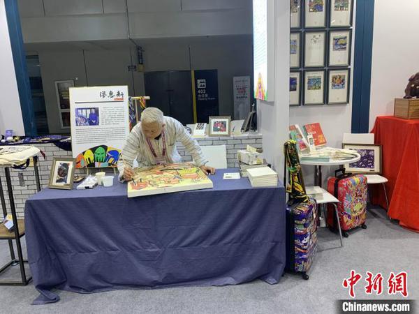繆惠新現(xiàn)場作畫。供圖