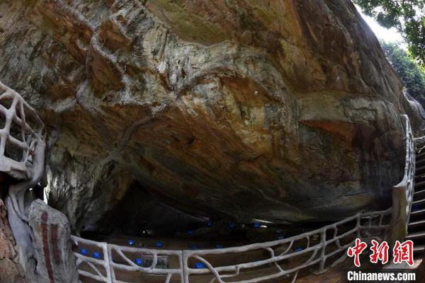 甑皮巖國(guó)家考古遺址公園內(nèi)一處先民生活過(guò)的洞穴遺存。　孫自法 攝