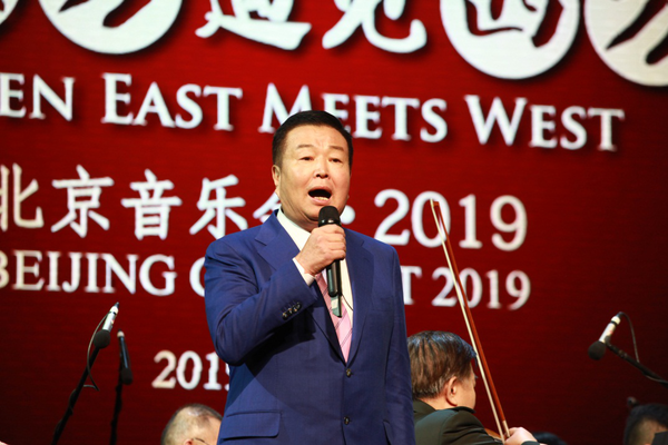 4 全國(guó)政協(xié)委員、華彬集團(tuán)董事長(zhǎng)嚴(yán)彬現(xiàn)場(chǎng)演唱《胸有朝陽(yáng)》