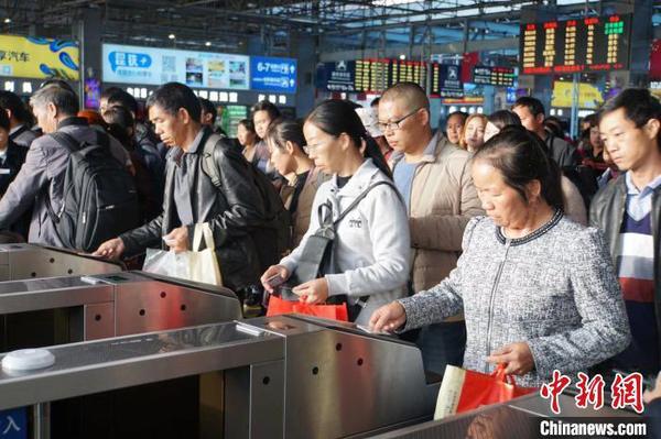  資料圖：鐵路旅客憑有效購(gòu)票身份證件原件進(jìn)站乘車(chē)。 楊華 攝