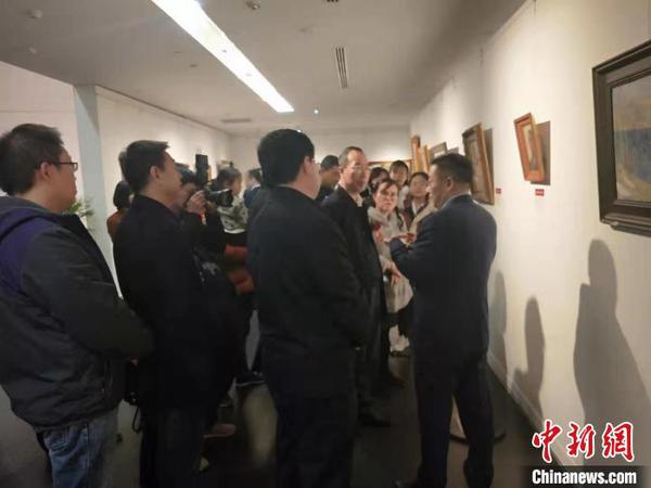 此次展出的103幅油畫以20世紀為主，跨越百余年的歷史。　楊佩佩 攝