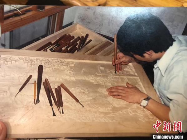 圖為1986年，胡建華在加拿大創(chuàng)作照片?！×植?攝