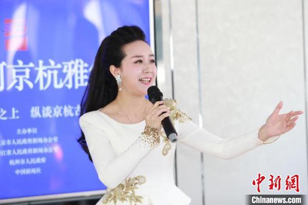 浙江歌舞劇院青年獨(dú)唱演員吳曼旎。　徐軍 攝