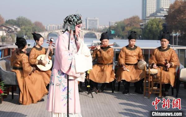 浙江昆劇團(tuán)國家一級演員楊崑在運(yùn)河邊表演昆曲?！⌒燔?攝