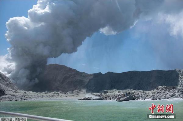 當(dāng)?shù)貢r間12月9日，新西蘭豐盛灣懷特島火山爆發(fā)，火山灰直沖云霄。