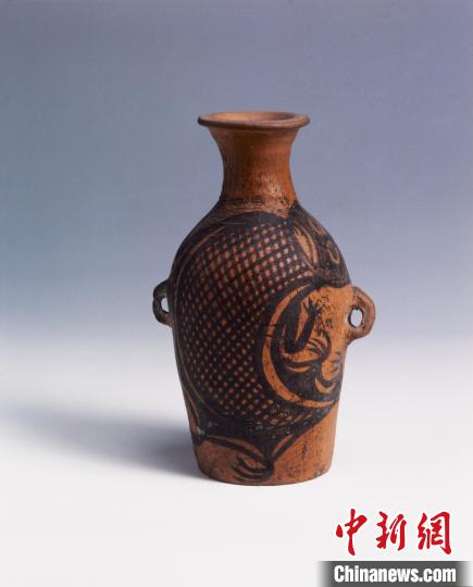 鯢魚(yú)紋瓶 甘肅省博物館藏 主辦方供圖 攝