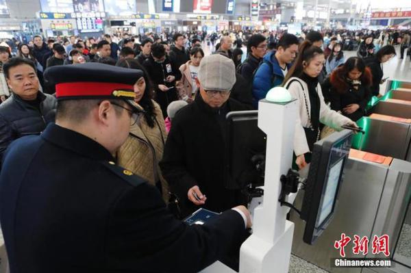 資料圖：12月12日，旅客在鐵路上海虹橋站排隊(duì)購(gòu)買(mǎi)車(chē)票。 殷立勤 攝