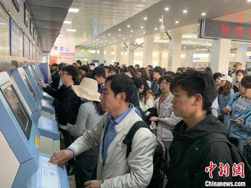 乘客在排隊(duì)購(gòu)票?！￡悤?攝