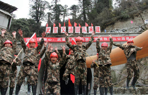 　2014年4月10日，武警交通部隊(duì)官兵慶祝高黎貢山獨(dú)龍江公路隧道貫通。