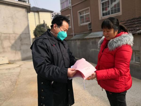 3 林清勇委員走訪出租房戶，做好宣傳解釋引導(dǎo)工作。