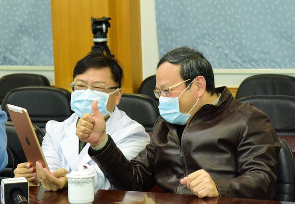 李宇明（左）陪同劉毅市長通過視頻連線慰問市中心醫(yī)院全體醫(yī)務(wù)人員(趙可義攝)