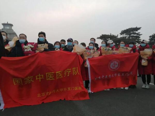 行動五-民盟北京中醫(yī)藥大學(xué)委員會第三支部盟員、北京中醫(yī)藥大學(xué)東直門醫(yī)院針灸科副主任醫(yī)師劉寧（上圖左三）參與“國家中醫(yī)醫(yī)療隊”，1月27日已抵達(dá)湖北武漢，參與武漢中西醫(yī)結(jié)合醫(yī)院的診治工作。