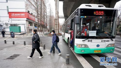 2月11日，武漢市公交集團公司的“疫情應(yīng)急專車”運送超市員工到達目的地。 新華社記者 王毓國 攝