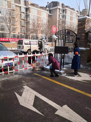 3    區(qū)政協(xié)委員郭曉靜為朝陽區(qū)東湖街道購買口罩等防控物資，助力我區(qū)疫情防控工作。.webp