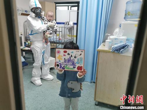 齊齊乖巧、愛(ài)笑?！?fù)旦大學(xué)附屬兒科醫(yī)院供圖 攝