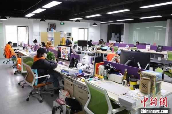 郎園vintage內(nèi)一家企業(yè)，復(fù)工員工戴著口罩上班?！∈Y啟明 攝