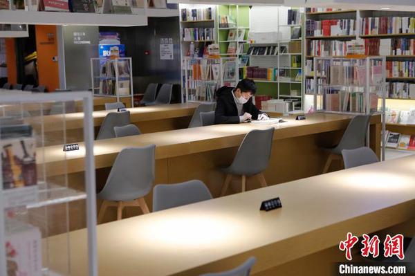 市民戴著口罩在書店閱讀?！∫罅⑶?攝