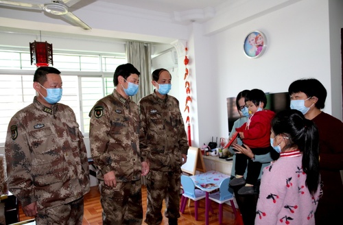 （圖為泉州市委常委、軍分區(qū)政委劉建軍帶隊走訪慰問駐泉部隊赴武漢一線醫(yī)務人員家屬）