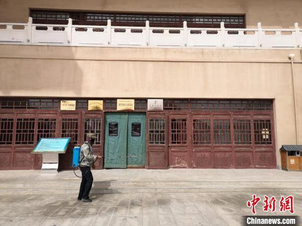 圖為工作人員在草圣故里文化產(chǎn)業(yè)園景區(qū)內(nèi)消毒?！∥航瘕?攝