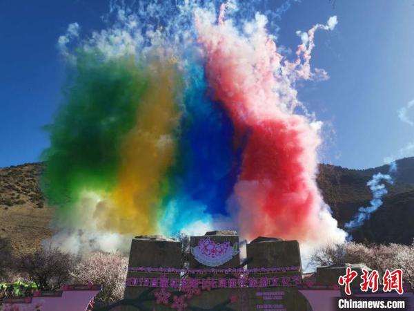 圖為林芝桃花節(jié)開幕場景，2019年3月29日，林芝第十七屆桃花旅游文化節(jié)在巴宜區(qū)開幕(資料圖)?！垈?攝