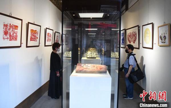 此次展覽近百件參展作品，均為福建非遺傳承人圍繞“戰(zhàn)疫”題材的用心之作?！∮浾邉⒖筛?攝