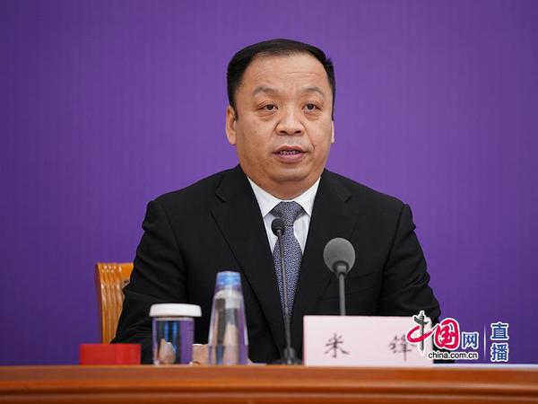國家衛(wèi)生健康委新聞發(fā)言人、宣傳司副司長米鋒主持發(fā)布會