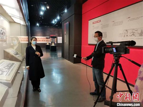 洛陽博物館通過直播的形式向網(wǎng)友介紹此次展覽。洛陽市博物館供圖