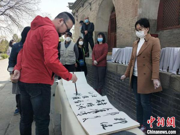 “墨舞春暉——書壇六人捐贈雙塔博物館作品展”25日在山西太原啟幕?！钆迮?攝