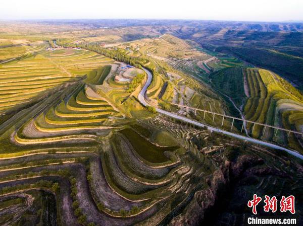 無人機拍攝的彭陽段戰(zhàn)國秦長城遺址(資料圖)。　王宇 攝