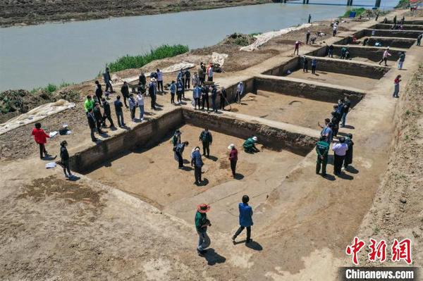 寨卞東南遺址共清理遺跡73個，其中近現(xiàn)代溝2條，漢代灰坑61個，漢代甕棺葬1座，漢代路2條，漢代溝8條?！№n春義 攝