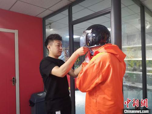 圖為門金文為顧客做防護(hù)。　郝學(xué)娟 攝