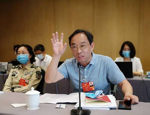 鄭大發(fā)委員就如何加強政協(xié)調(diào)研、提升議政水平在小組討論會上發(fā)言。 特邀委員記者 雷后興 攝