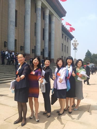 女委員們排排站，為政府工作報告點個贊。 特邀委員記者 甄貞 攝