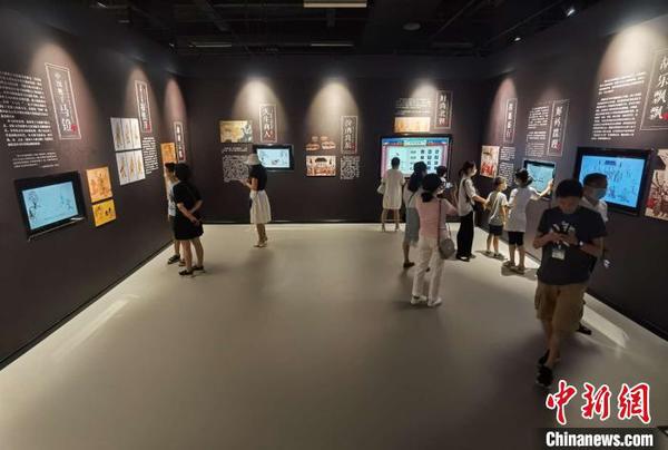 觀眾參觀“壁畫的平行世界——狄仁杰帶你探北朝”展覽。　胡健 攝