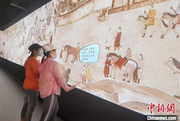 觀眾參觀“壁畫的平行世界——狄仁杰帶你探北朝”展覽?！『?攝