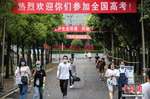 2020年全國高考在即，考生提前看考場。圖為考生看完考場后走出考點。 瞿宏倫 攝