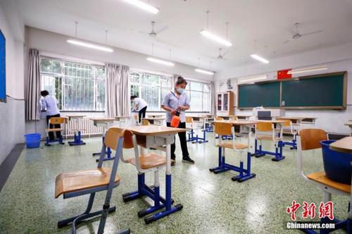 圖為7月3日北京十二中保潔人員對考場及走廊進行清掃、消毒。 <a target='_blank' href='http://www.chinanews.com/'>中新社</a>記者 富田 攝