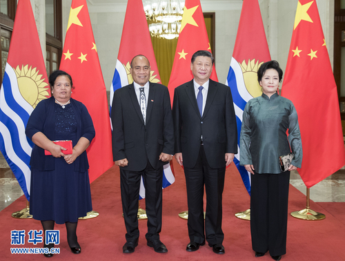 1月6日，國家主席習(xí)近平在北京人民大會(huì)堂同基里巴斯總統(tǒng)馬茂會(huì)談。這是會(huì)談前，習(xí)近平和夫人彭麗媛同馬茂總統(tǒng)夫婦合影。 新華社記者 黃敬文 攝